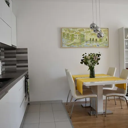 Vapor - Two Bedroom With Balcony شقة